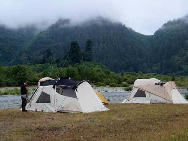Andy rigging under the morning fog